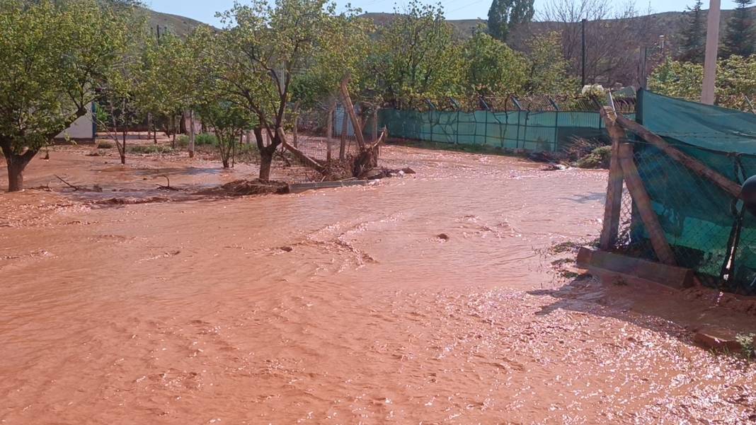 Sağanak bir ilimizde hayatı felç etti! Evleri su bastı, tren seferleri durdu 7